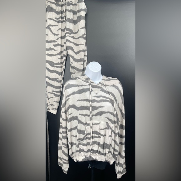 Ariella Tops Twopiece Animal Print Loungewear Set By Ariella Poshmark